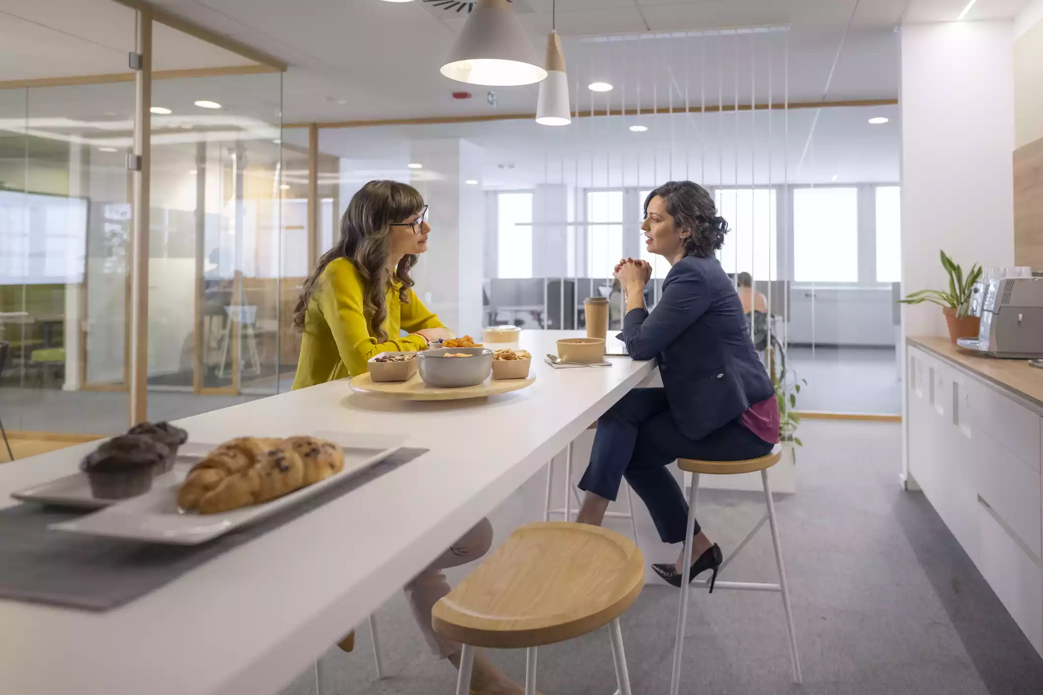 Hybrid workplace breakroom with flexible seating and lounge areas